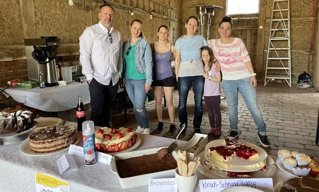 Gemeinsam verkaufen wir hier mit dem Förderverein des Kindergartens Kuchen. Die Einnahmen werden im Anschluss zu gleichen Teilen den Fördervereinen zu Gute kommen.